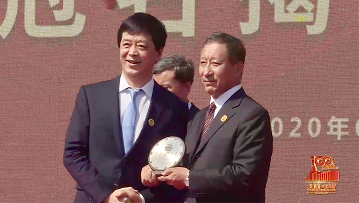 2020年，张思民董事长被授予“哈尔滨工业大学终身名誉校董”